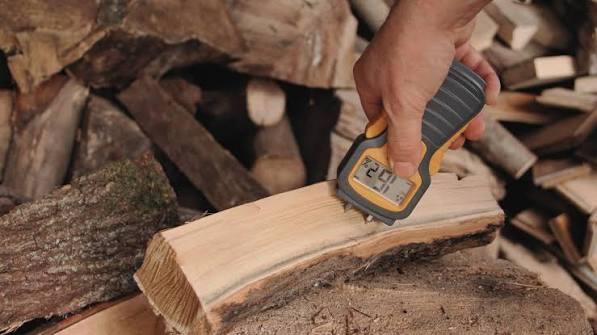 Bois de chauffage sec ou humide : Le test infaillible avant d'acheter