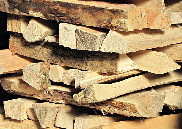 Frêne, Chêne ou Bûches compressées : Le grand comparatif pour choisir le meilleur bois de chauffage