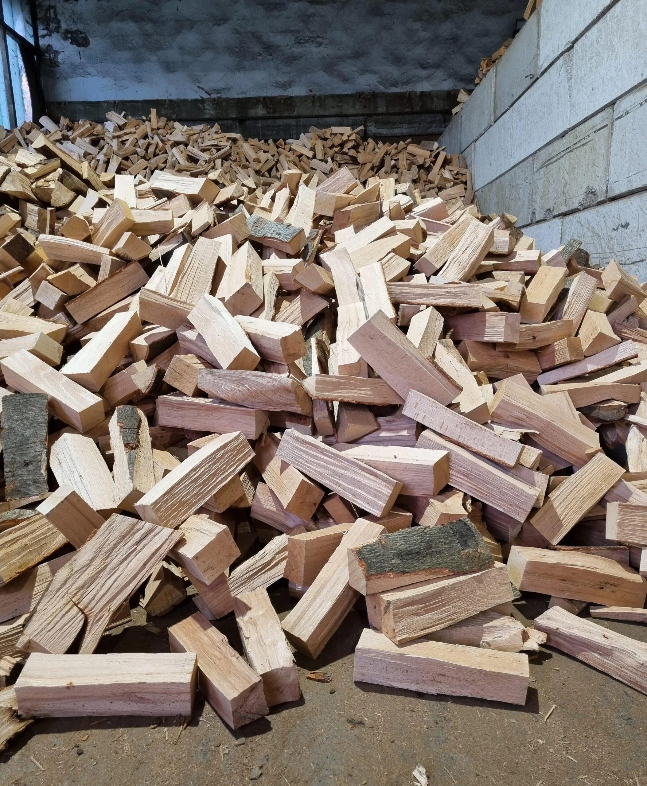 Assortiment de bûches fendues — mélange de feuillus